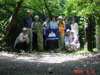 �隬�ē��̑O�ŋL�O�B�e