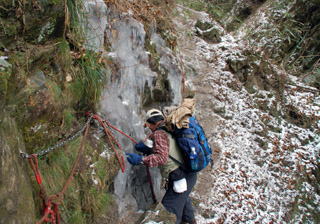 ���ȑ�O�̕X��