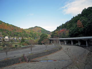 滝畑ダムから登山口